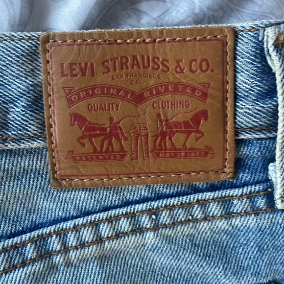 Levi’s (button fly) distress shorts. Size 26. - Picture 5 of 6